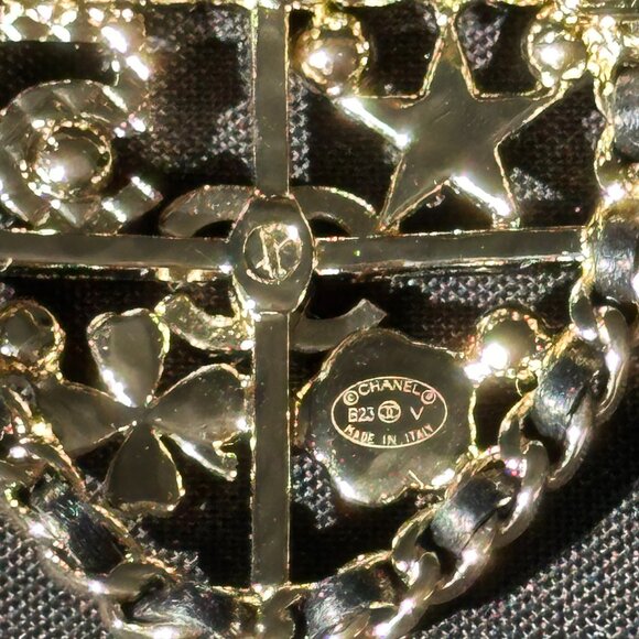 CHANEL 2023V GOLDEN CC LOGO BLACK LEATHER CHAIN SHIELD BROOCH PIN CHARM - Picture 13 of 16